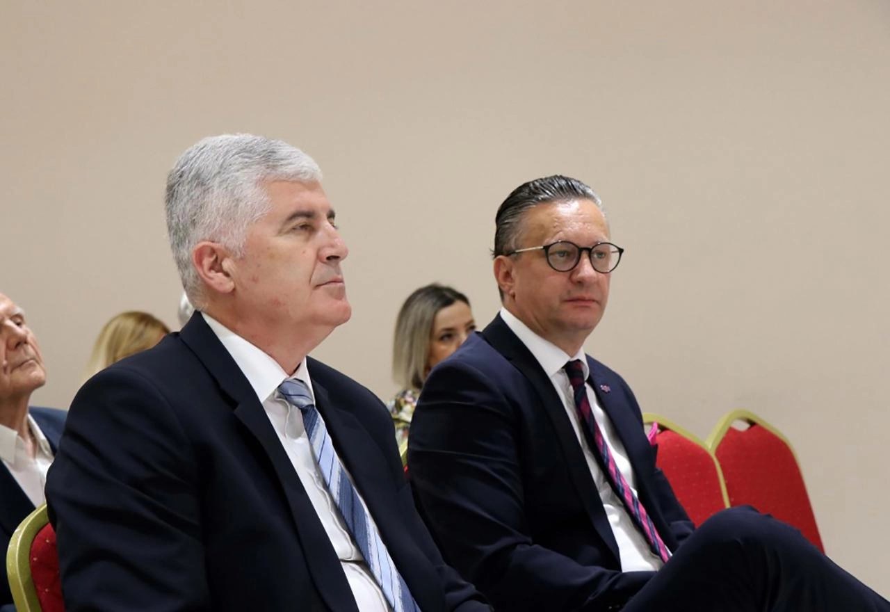 Tomić izumio i dao 'žezlo' Čoviću, a sam sebi 'uručio' 'Zahvalnosti Mediterana'